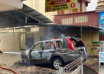 Diduga Korsleting Listrik, Mobil SUV Hangus Terbakar