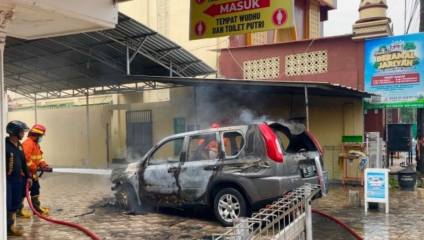 Diduga Korsleting Listrik, Mobil SUV Hangus Terbakar