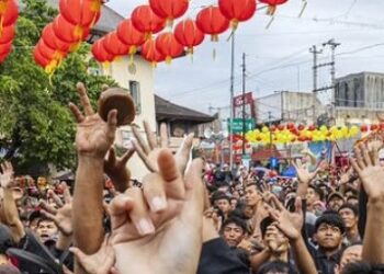 Grebek Sudiro 2025, Ribuan Kue Keranjang Ludes di Perebutkan Warga
