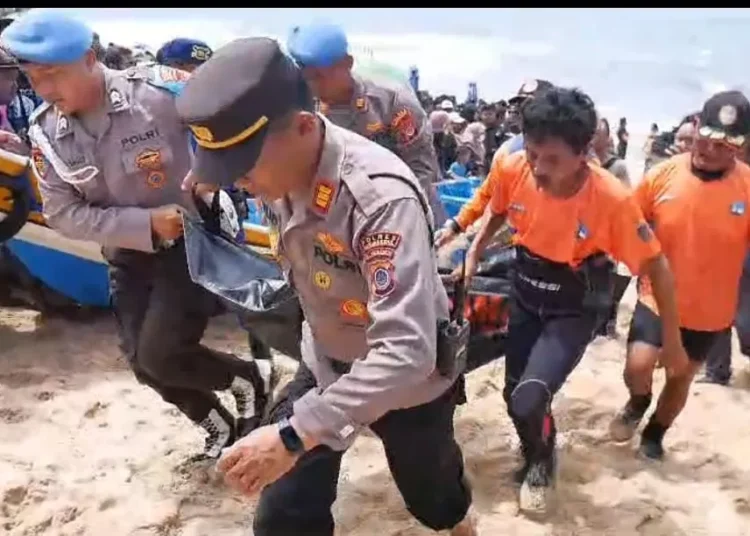 Belasan Siswa SMPN 7 Mojokerto Terseret Ombak Pantai Drini, Tiga Tewas dan Satu Hilang