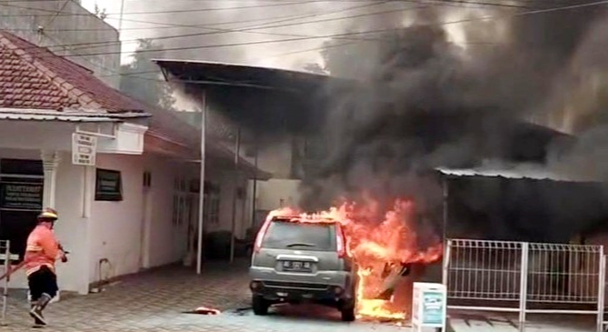 Nissan X-Trail Terbakar Habis di Madiun, Kok Bisa ?
