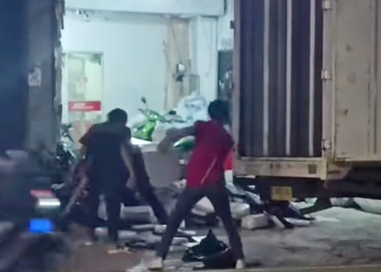 Paket Dilempar Sekuat Tenaga, Benarkah Ini JnT Express ?