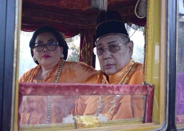 Kirab Agung Kraton Surakarta Berlangsung Meriah, Permaisuri Sebarkan Uang