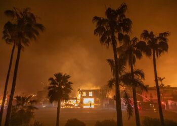 Kebakaran Hebat Landa Los Angeles: Ribuan Rumah Hangus, 100.000 Orang Mengungsi