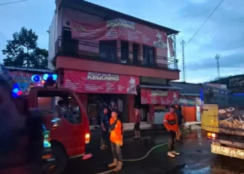 Kebakaran Hanguskan Warung Soto Gobyos di Kemuning, Kerugian Capai Puluhan Juta