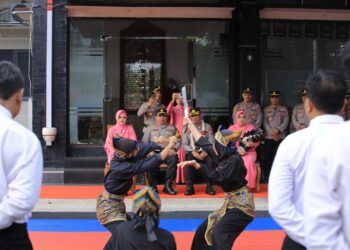 Tradisi Pencak Silat Sambut AKBP Mohammad Zainur Rofik di Polres Madiun