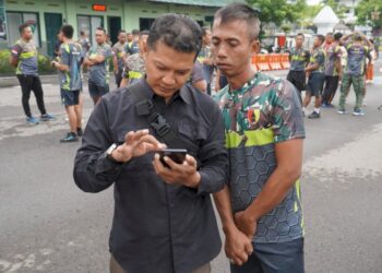Korem 081/DSJ Periksa Ratusan HP Anggota, Antisipasi Judi Online dan Pinjaman Online