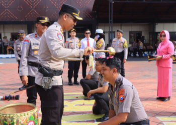 Polres Ngawi Kukuhkan Kenaikan Pangkat 53 Personel pada Awal Tahun 2025