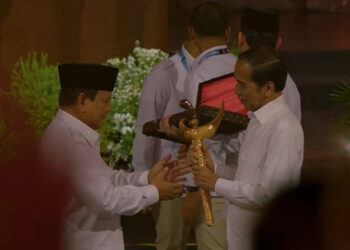 Simbol Persahabatan, Prabowo Hadiahkan Keris Emas untuk Jokowi