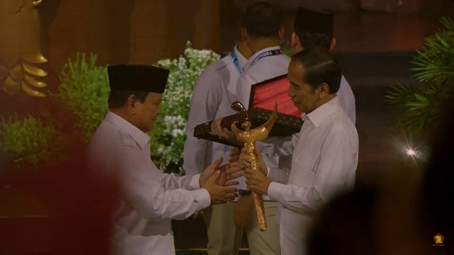 Simbol Persahabatan, Prabowo Hadiahkan Keris Emas untuk Jokowi