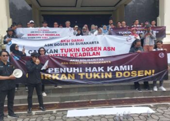 Puluhan Dosen ISI Surakarta Gelar Aksi Tuntut Pencairan Tunjangan Kinerja