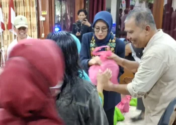 Hujan Ganggu Agenda Blusukan Wapres Gibran di Solo, Bantuan Sembako Tetap Disalurkan