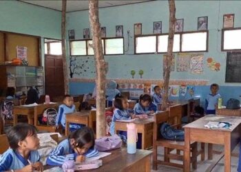 Atap SDN Grudo 3 Hanya Disangga Kayu, Siswa Terancam Bahaya