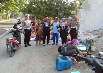 Satlantas Polres Ngawi Edukasi Masyarakat dengan Pembagian Brosur
