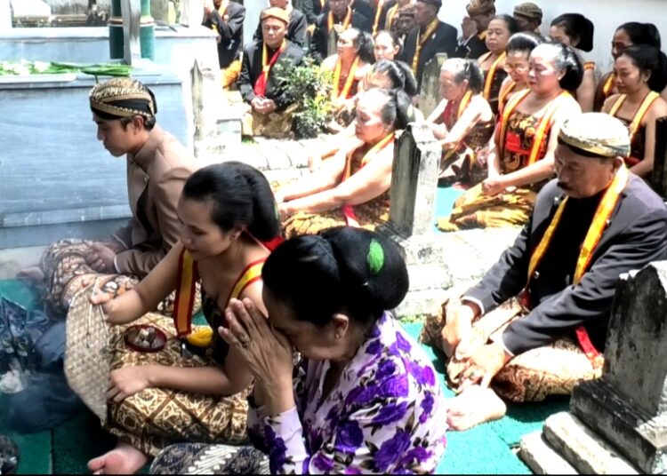Hormati Leluhur, Kraton Surakarta Laksanakan Sadranan di Makam Kota Gedhe