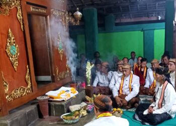 Abdi Dalem Kraton Surakarta Laksanakan Sadranan di Makam Kyai Ageng Perwito