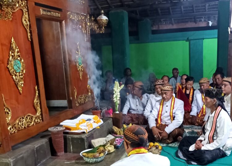 Abdi Dalem Kraton Surakarta Laksanakan Sadranan di Makam Kyai Ageng Perwito
