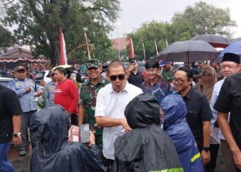 Diiringi Ribuan Warga dan Guyuran Hujan, Teguh Prakosa Resmi Purnatugas