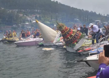 Labuhan Sarangan 2025 Suguhkan Larung Tumpeng dan Atraksi Ski Air