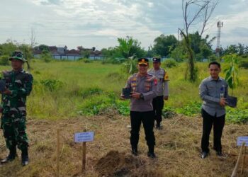 Kapolsek Manguharjo Turut Hijaukan Kota, Tanam Pohon di Kampus Politeknik Negeri Madiun
