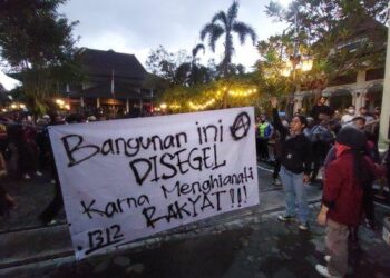 Kecewa Respons Lamban, Mahasiswa Segel DPRD Solo dan Gelar Aksi Simbolik