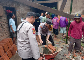 Polres Ngawi Tangani Rumah Runtuh Akibat Longsor di Jogorogo