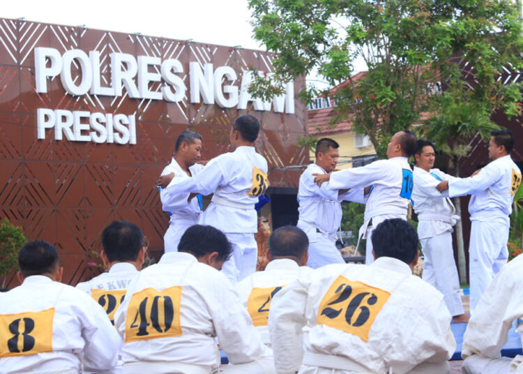 Wakapolres Ngawi Pantau Ujian Bela Diri Polri sebagai Syarat Kenaikan Pangkat