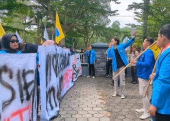 Mahasiswa Madiun Raya Gelar Aksi, Tuntut Perbaikan Jalan dan Penertiban Kabel Ilegal