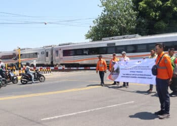 KAI Daop 7 Madiun Sosialisasi Kesadaran Pengguna Jalan di Perlintasan Sebidang
