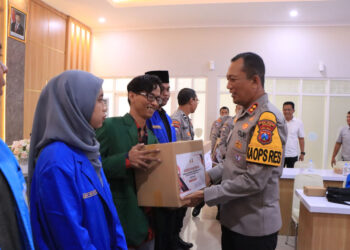 Sambut Bulan Suci Ramadhan, Polres Madiun Kolaborasi dengan Mahasiswa dan OKP Salurkan Paket Bansos