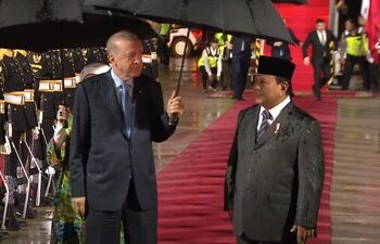 Di Tengah Hujan, Presiden Prabowo Sambut Kedatangan Erdogan