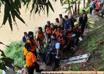 Heboh! Warga Temukan Mayat Mengapung di Kali Pepe Solo