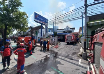 Bank Jateng Klaten Terbakar, Warga dan Aparat Berjibaku Padamkan Api