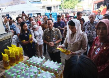 Sidak di Pasar Gede Solo, Wamendag Jamin Ketersediaan Minyak Jelang Lebaran