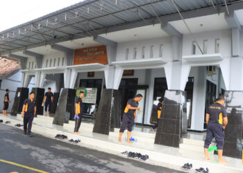 Dalam Rangka Menyambut Ramadhan 1446 H, Polres Ngawi Gelar Bakti Religi Bersihkan Masjid