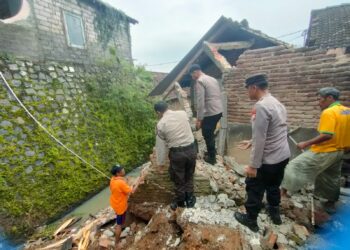 Hujan Deras Picu Longsor di Ngrambe, Polisi dan Warga Gotong Royong Bersihkan Puing