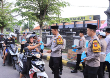 Polres Madiun Berbagi Takjil, Wujud Kepedulian di Bulan Ramadhan