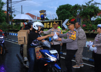 Polres Ngawi Berbagi Takjil Sembari Imbau Keselamatan Berlalu Lintas di Bulan Ramadan