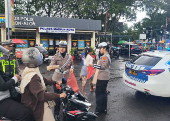 Satlantas Polres Madiun Kota Gelar Patroli Ngabuburit dan Bagi Takjil untuk Jaga Keamanan Ramadan