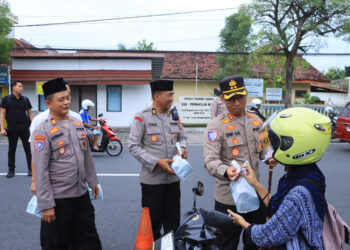 Polres Ngawi Bagikan Takjil Gratis, Warga Sambut dengan Antusias