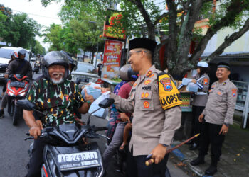 Polres Ngawi Kembali Berbagi Takjil, Wujud Kepedulian di Bulan Ramadan