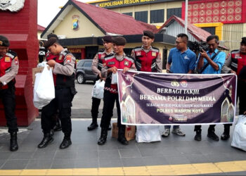 Polres Madiun Kota dan Awak Media Bagikan Takjil, Perkuat Sinergi dengan Masyarakat