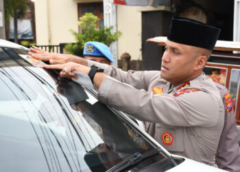 Polres Madiun Kota Bagikan Takjil dan Sosialisasikan Hotline 110 untuk Mudik Aman