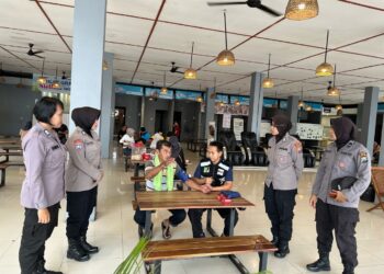 Polwan Polres Ngawi Sosialisai Keselamatan Pemudik di Rest Area
