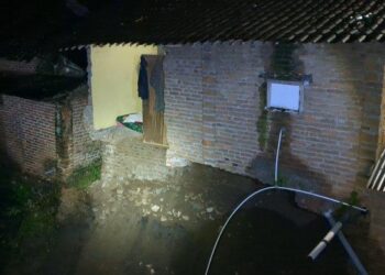Diterjang Arus Sungai, Seorang Warga Madiun Hilang Usai Rumahnya Runtuh