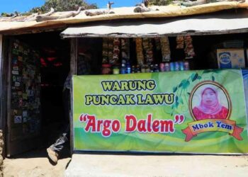 Mbok Yem Pemilik Warung Legendaris di Puncak Lawu Tutup Usia