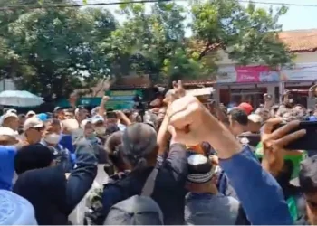 Ratusan Warga Geruduk Rumah Jokowi, Minta Verifikasi Ijazah