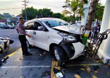 Toyota Avanza Hantam Tiga Motor di Kota Madiun, Satu Pelajar SMK Luka Serius