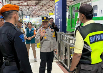 Kapolres Madiun Kota Tinjau Arus Balik dan Keamanan di Stasiun Kereta Api