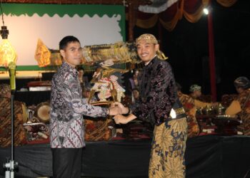 Yonif 501/BY Rayakan HUT ke-64 dengan Wayang Kulit dan Aksi Sosial di Daerah Penugasan